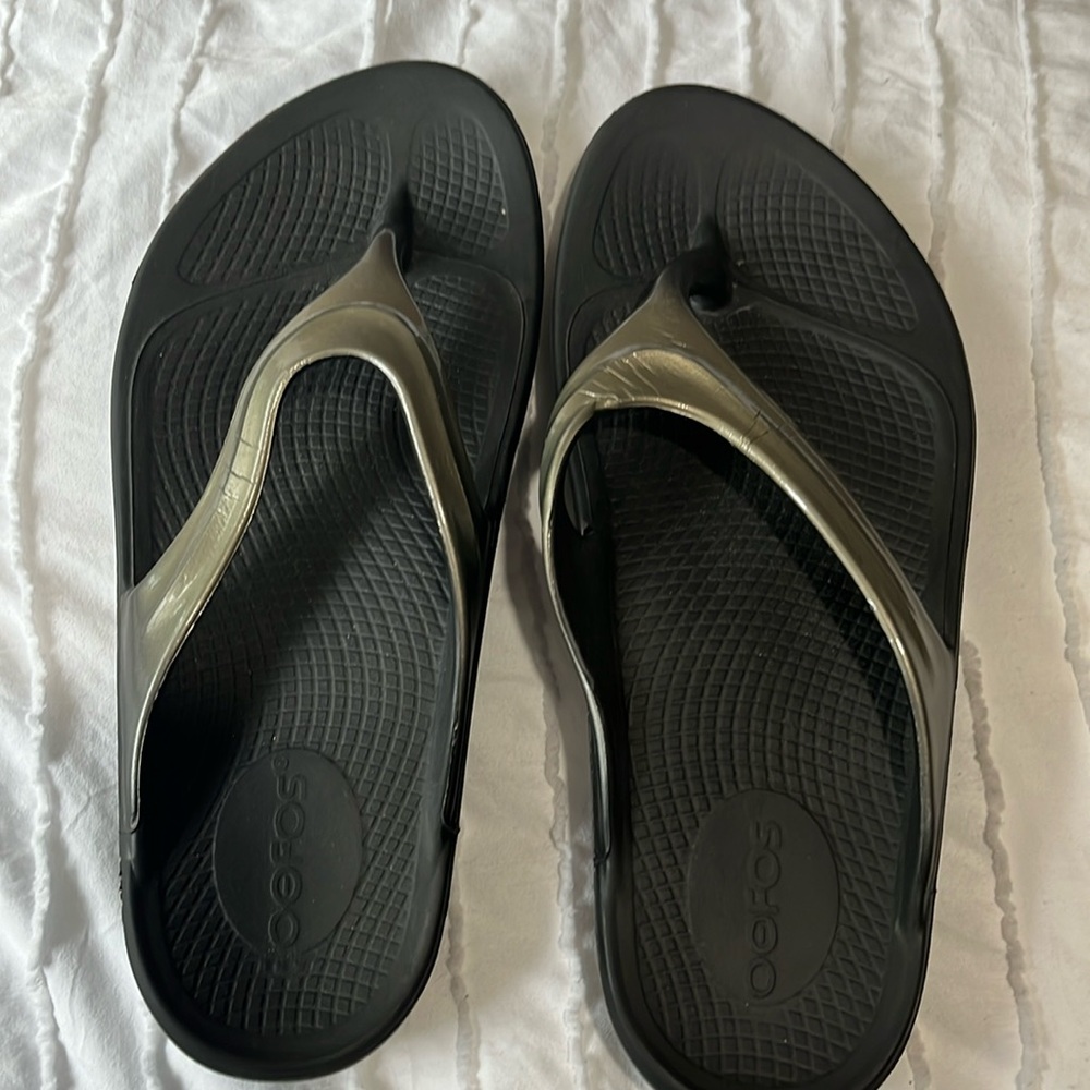 OOFOS flip flips size 8.5